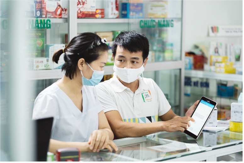 PSI staff instructed health workers at private clinics/ pharmacies in Thai Nguyen to use the real-time reporting system, as part of PSI/VN’s private engagement in public health emergency response project.